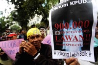 Aksi ini untuk menolak tentang adanya daftar pemilih tetap yang palsu dalam melakukan pemilihan calon Gubernur DKI Jakarta 11 Juli mendatang.