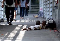 Hidup yang keras dan kejam di Kota Metropolitan Jakarta, membuat mereka harus terus berjuang dan bekerja keras tanpa adanya waktu bermain dan belajar demi masa depan mereka.