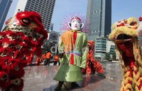 Kampanye ini cukup menyita perhatian pengendara yang lewat karena warna barongsai dan ondel-ondel yang mencolok serta suara penabuh genderang yang keras.