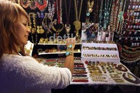 Tak lupa mereka mengunjungi pasar malam PatPong yang cukup terkenal di Kota Bangkok