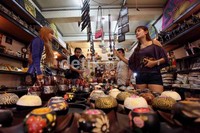 Tak hanya pakaian yang mereka cari, melainkan barang-barang khas Thailand juga tak luput dari pandangan mereka