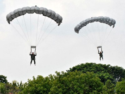 Kopassus Gelar Latihan Terjun Payung