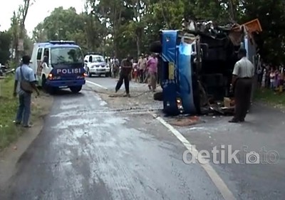 Bus Puspa Indah vs Truk, 3 Orang Kritis