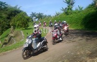 Kegiatan ini melibatkan komunitas klub karyawan pabrik PT Asia Putra Perkasa sebagai pabrikan APP KTM dan komunitas biker lokal yang menyambut kedatangan peserta touring. (Ahmad Toriq/detikOto).