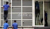 Selain bersih-bersih, beberapa dari petugas juga memperbaiki instalasi listrik dan penerangan lampu di dalam halte.