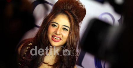 Wow... Dewi Persik Sudah Siapkan Kostum ala Lady Gaga
