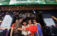 Tapi siapa sangka, selain menjadi brand ambassador pusat kecantikan tersebut, Iva, Chacha dan Lia juga merupakan pemilik dan pengelola cabang Rumah Totok kedua terbesar di Indonesia itu.