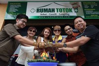 Dalam acara pembukaan itu, Trio Macan bersama Fajar, Aldo dan Agi yang menjadi bos besar membuka secara resmi pusat kecantikan dan kebugaran keluarga.