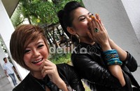 Puri dan Gwen menganggap pelarangan konser Lady Gaga karena dianggap terlalu seksi adalah hal lucu. Gus Mun/detikcom.