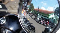 Ribuan pemotor baik pria maupun wanita yang jumlahnya mencapai 1.800 peserta yang datang dari seluruh pelosok Nusantara, meramaikan pesta tahunan kalangan pecinta motor antik ini. Santi Rahayu/detikcom.
