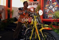Grand opening Mabua Harley-Davidson ditandai dengan dinyalakannya mesin motor Harley jenis Springer warna kuning bermotif api yang hanya ada 1 unit di Indonesia oleh Gubernur Jateng, Bibit Waluyo.