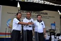 Gubernur Jateng Bibit Waluyo, Wamendag Bayu Krisnamurthi dan Dirjen Perdagangan Dalam Negeri Gunaryo saat meresmikan pembukaan Pameran Produk Dalam Negeri (PPDN) Regional 2012 dan Pameran Pangan Nusa 2012. Angling Adhitya Purbaya/detikNews.