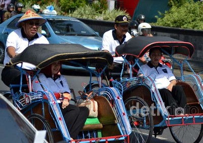 Wamendag & Gubernur Jateng Jadi Tukang Becak