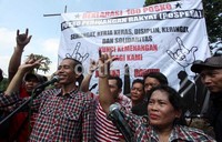 Jokowi memberikan salam metal kepada para pendukungnya.