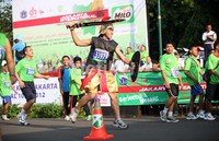 Beberapa peserta mengenakan kostum unik saat mengikuti Jakarta International 10K.