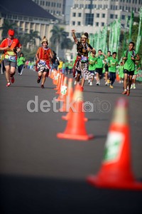 Dua orang peserta mengenakan kostum tokoh pewayangan.