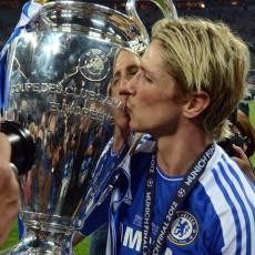 Satu Setengah Musim di Chelsea, Torres Dapat Dua Piala