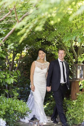 Dalam acara, Zuckerberg menyerahkan cincin kawin dari ruby yang dirancangnya sendiri. (Reuters)