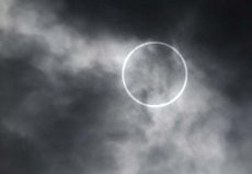 Ribuan Orang di Amerika Serikat Saksikan Gerhana Matahari