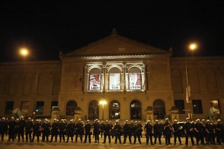 KTT NATO Diwarnai Bentrokan Demonstran dan Polisi