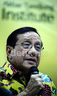 Akbar Tanjung memberikan sambutan dalam pembukaan diskusi bertema Membangun KeIndonesiaan Kita digelar di Akbar Tanjung Intitute, Kalibata, Jakarta Selatan.