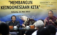 Tindakan-tindakan Ketua Umum Partai Golkar Aburizal Bakrie yang gemar beriklan di media-media masa nasional memperoleh kecaman keras dari para pembicara diskusi. Menurut Thamrin Tamagola, Ical telah merusak apa yang susah-payah dibangun Akbar Tanjung.
