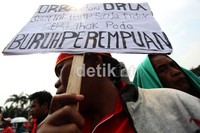Mereka membawa berbagai poster berisi tuntutan.