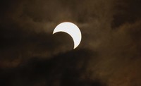 Fenomenan bulan menutupi matahari ini juga terlihat di Hong Kong. REUTERS/Bobby Yip.