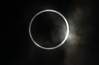 Gerhana matahari tidak akan terjadi secara penuh, namun yang terjadi adalah gerhana matahari cincin. REUTERS/Issei Kato.