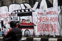 Korupsi masih menjadi masalah besar negeri ini.