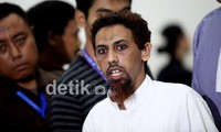 Jaksa menunut Umar Patek dipenjara seumur hidup. Seumur hidup artinya Patek harus menghirup udara penjara selama umur saat ia divonis. Bila saat divonis ia sedang berumur 50 tahun, maka ia dipenjara selama 50 tahun pula.