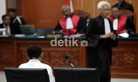 Umar Patek mendengarkan pembacaan tuntutan untuk dirinya.