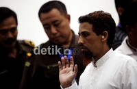 Mendengar tuntutan Jaksa Penuntut Umum (JPU) tersebut, Umar mengaku menyesal dan meminta maaf atas semua perbuatan yang telah dilakukannya.