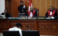 Sidang sempat terhenti ketika tiba-tiba Umar Patek mengorek-ngorek telinga sebelah kirinya. Telinganya diketahui sakit.