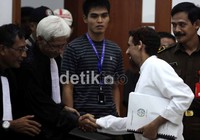 Umar Patek menyalami para Jaksa Penuntut Umum.