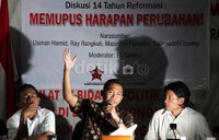 Salah satu aktivis Salamudin Daeng menyoroti 14 tahun reformasi. Menurutnya, selama itu pula kepentingan asing terus mengawasi kepentingan mereka dalam bentuk penjajahan gaya baru. Demokrasi dianggap hanya sebagai pemanis retorika.
