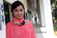 Nikita Willy tampil cantik dengan balutan kemeja pink saat tampil di acara musik DahSyat, Senin (21/5/2012). Gus Mun/detikcom.