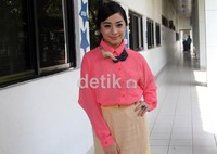 Dengan balutan kemeja pink dan rock krem, Nikita terlihat lebih dewasa. Gus Mun/detikcom.