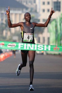 Pelari asal Kenya, Silas Kipruto menjadi pelari pertama yang menyentuh garis finish dengan catatan waktu terbaik 29 menit 20 detik.