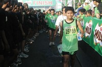 Para pelari kategori umum mulai datang ke tempat istirahat.