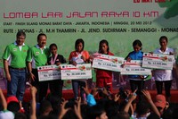 Penyerahan hadiah kepada pemenang Jakarta International 10K kategori atlet pelari elit nasional putri.
