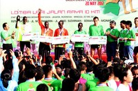 Penyerahan hadiah kepada pemenang Jakarta International 10K di kategori kelompok pelari elit internasional putra.
