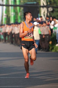 Jauhari Johan menyabet juara satu pelari elit nasional putra di ajang Jakarta International 10K setelah finish dengan catatan waktu 30 menit 52 detik.