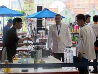 Chef Mikael Robin dan Chef Heru Johanes dari Association of Culinary Professional (ACP) sedang mengawasi salah satu kontestan mengolah hidangan. Kriteria penilaian mencakup rasa, kreativitas, kebersihan, serta penggunaan produk PT Prambanan Kencana. Prambanan Kencana adalah pelaksana kompetisi ini sekaligus distributor Borges olive oil. (Fitria/detikFood)