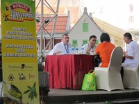 Keempat juri sedang menilai masakan para peserta. Selain Chef Mikael dan Chef Heru, ada pula Chef Ardi Nugroho dari Prambanan Kencana dan Odillia Winneke dari Detikfood. (Fitria/detikFood)