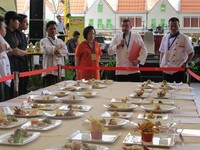 Para juri mengevaluasi keseluruhan hasil kompetisi. Mereka mengkritik beberapa peserta yang menggunakan bahan tidak segar dan tidak higienis dalam pembuatannya. Sementara itu, para juri mengacungkan jempol atas semangat mereka mengikuti kompetisi ini, serta atas kreativitas mereka menghasilkan hidangan. (Fitria/detikFood)
