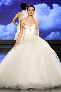 Sally Koeswanto Flor Del Amor. Jakarta Fashion & Food Festival 2012 at Ballroom Hotel Harris. Kelapa Gading. Jakarta. [Foto: Mohammad Abduh/Wolipop]