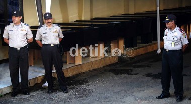 Jenazah Korban Sukhoi Dilapis Plastik, Kain Putih, dan Batik