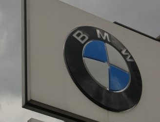 BMW Tabrak Mobil Box di Tol Pluit