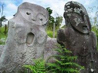 Kedua patung megalitikum di areal Atungbungsu (Sumber: versesofuniverse.blogspot.com) Kedua patung megalitikum di areal Atungbungsu (Sumber: versesofuniverse.blogspot.com)